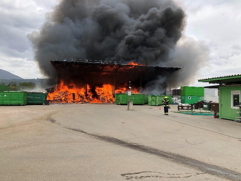 Großbrand Entsorgungsbetrieb (Bild 5)